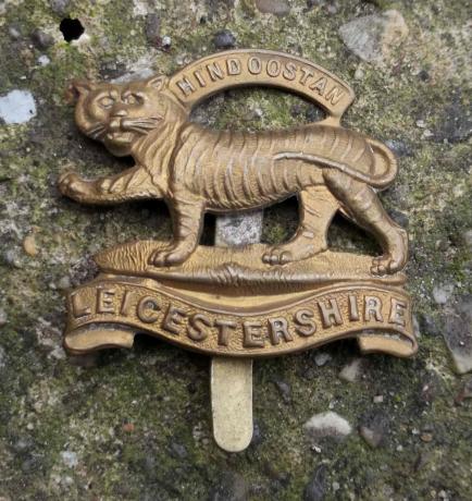 British Army WW1 War Economy Brass Leicestershire Regiment Cap Badge