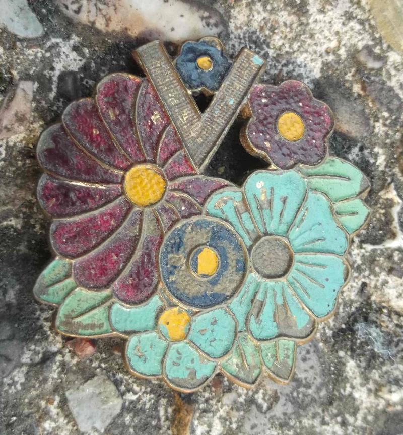 Unusual Allied WW2 V for Victory Floral Brooch