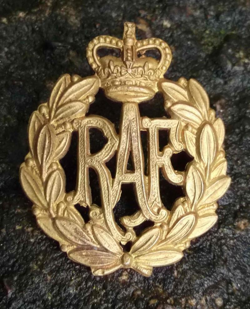 British RAF EIIR Brass Cap Badge Royal Air Force
