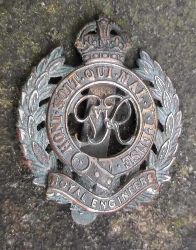 British Army Royal Engineers Bimetallic Cap Badge GVIR