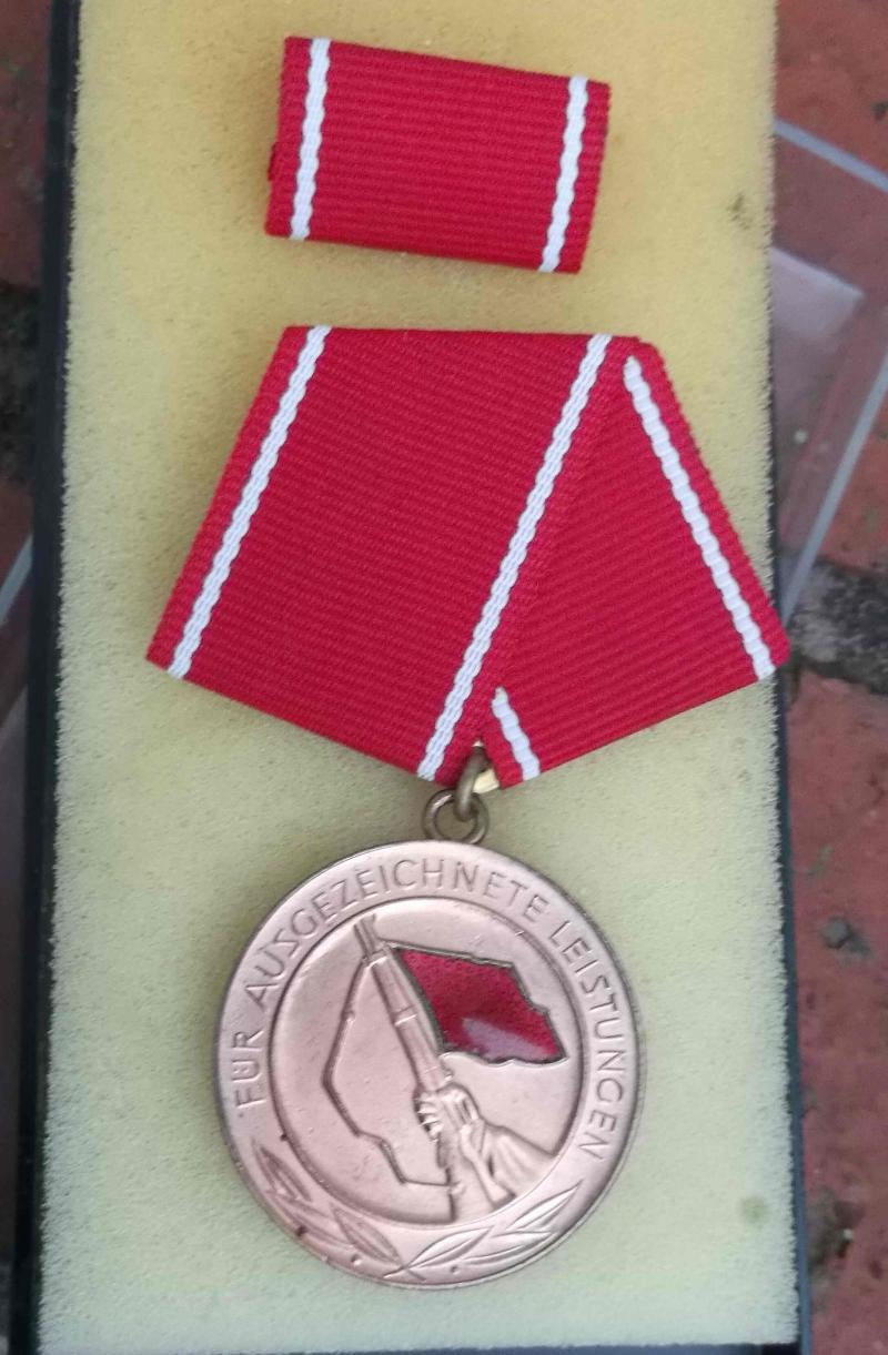 DDR East German Communist Army Medal In Bronze Case