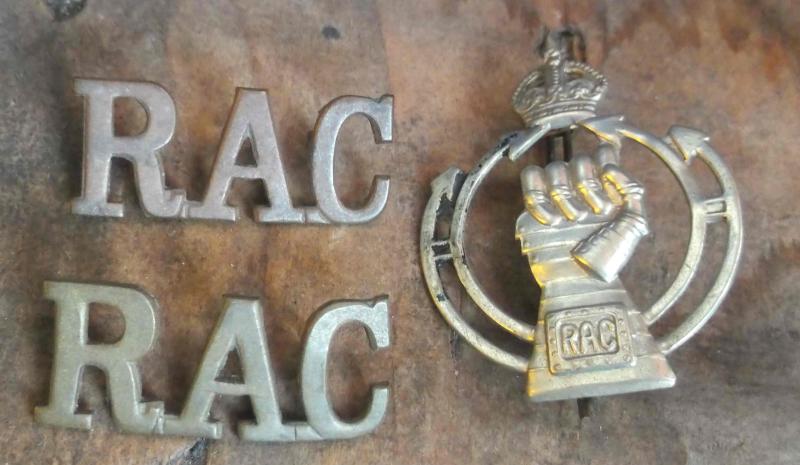 British Army WW2 Royal Armoured Corps Cap Badge and Epaulettes