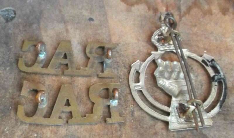 British Army WW2 Royal Armoured Corps Cap Badge and Epaulettes